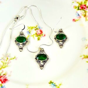 Sterling silver set of necklace and earrings and green Quartz.